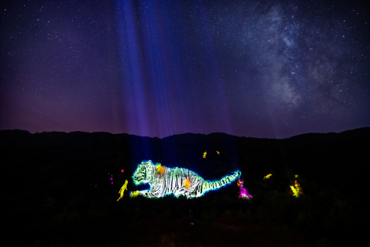 강원도 홍천 비발디파크에 레저산업 최초 '실감형 미디어 테마파크'에서 펼쳐진 마운틴 미디어쇼.  CJ헬로 제공